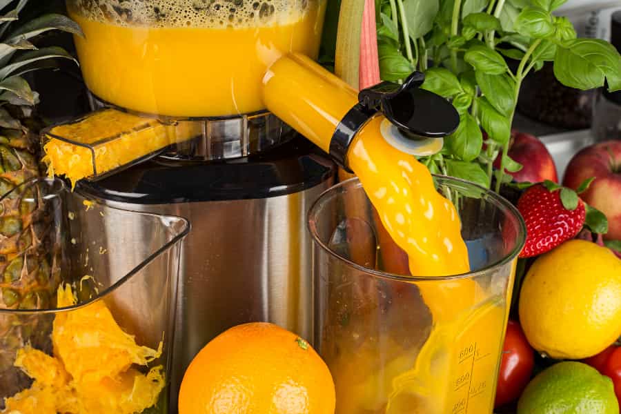 cold press juicer working