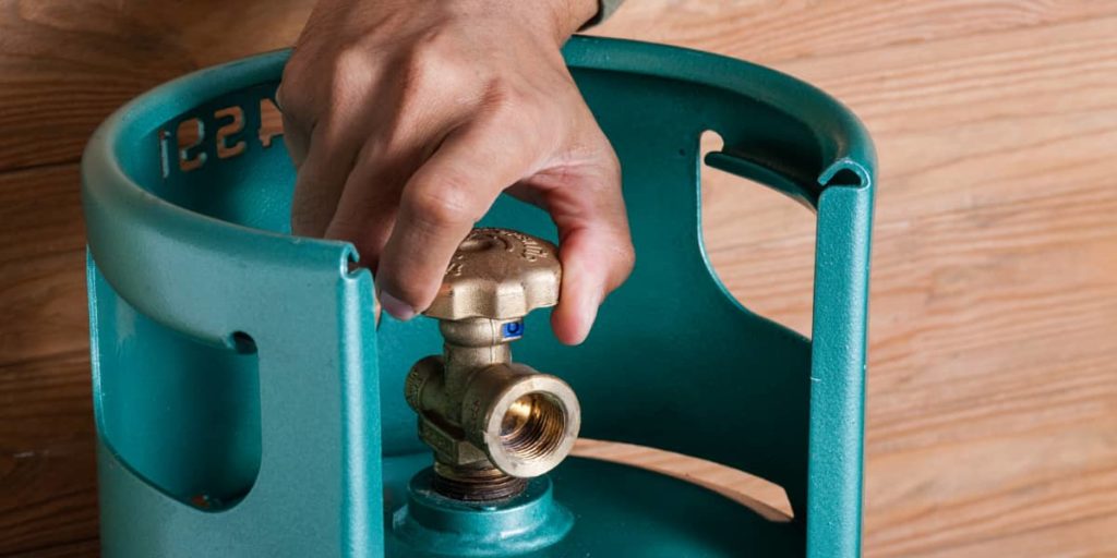 connect gas pipe to cylinder