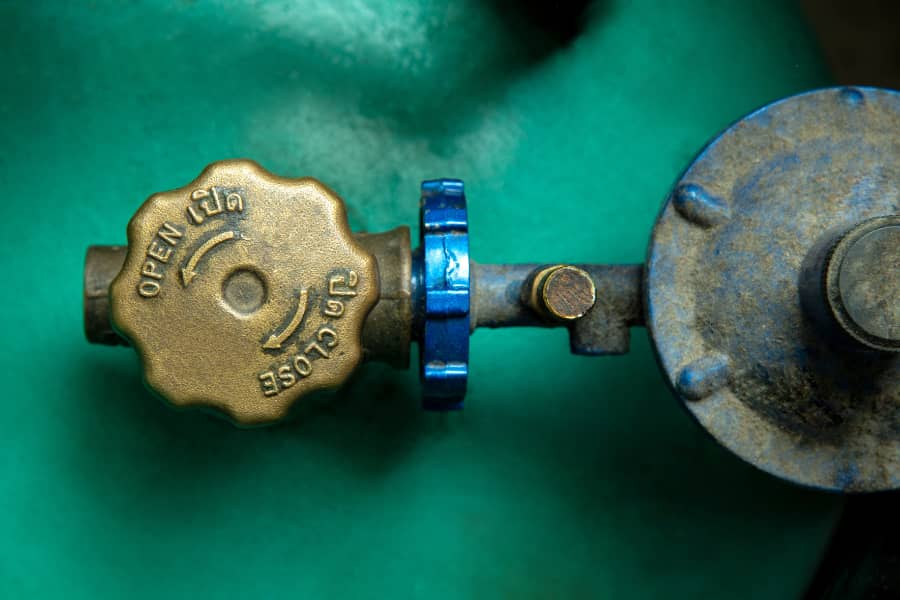 how to connect gas pipe to cylinder