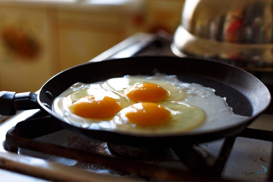 making omelets on frying pan