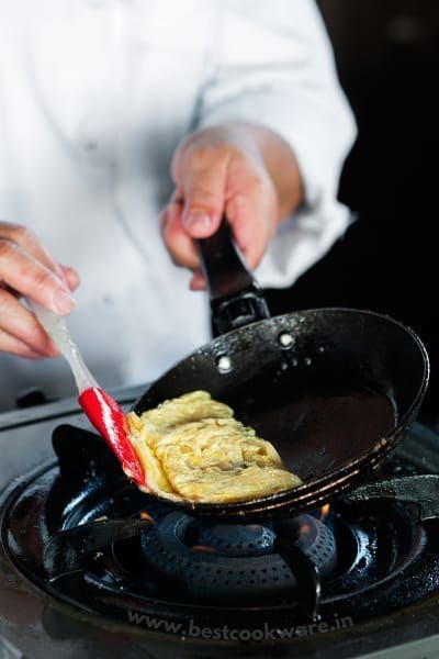 Non-stick coating on omelete pan